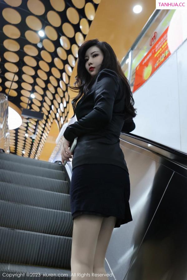 王格 王婉悠 [XiuRen]高清写真图 2023.03.16 No.6421 王婉悠Queen 丝袜OL第25张图片